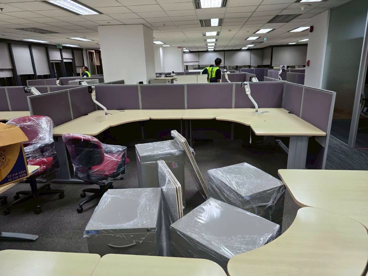 ผลงานการรื้อถอดขนย้ายประกอบติดตั้งเฟอร์นิเจอร์โต๊ะทำงาน